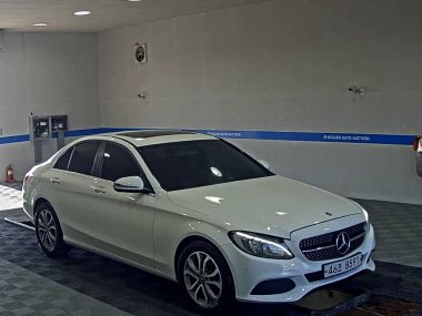 MERCEDES-BENZ C-CLASS (4TH GEN) C200 d — фото 2
