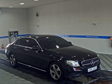 MERCEDES-BENZ E-CLASS (5TH GEN) E300 AVANTGARDE — фото 2