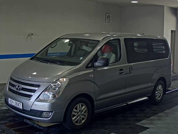 HYUNDAI GRAND STAREX 3-SEATER DIESEL VAN SMART