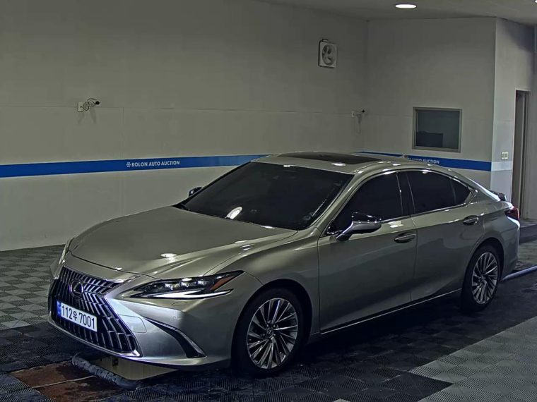 LEXUS ES (7TH GEN) 300h SUPREME