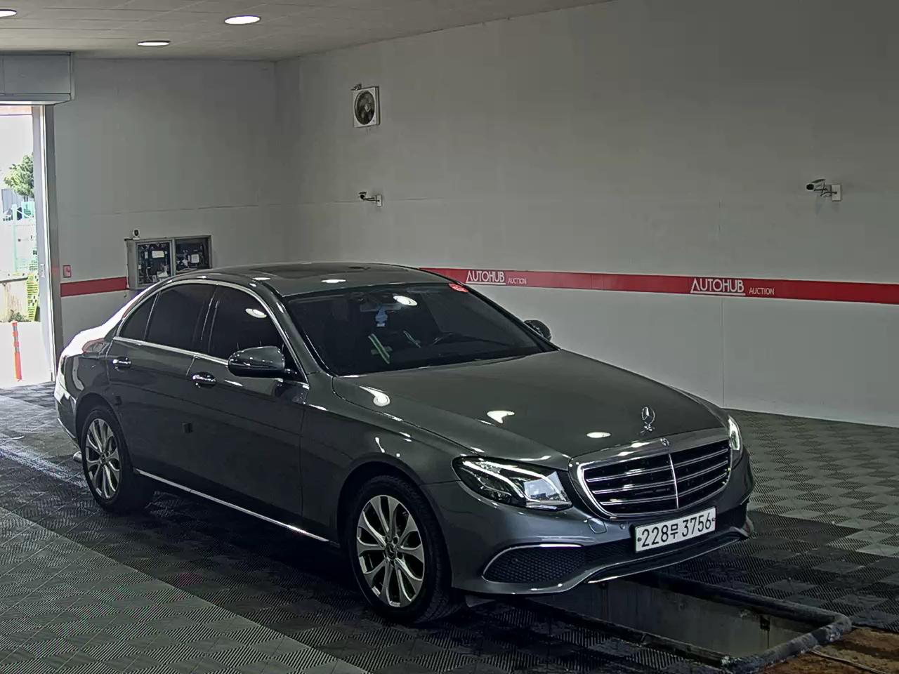 MERCEDES-BENZ E-CLASS (5TH GEN) E220d 4MATIC EXCLUSIVE - фото 1