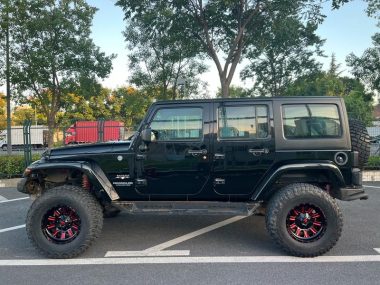 Jeep Wrangler 3.0L Sahara — фото 4