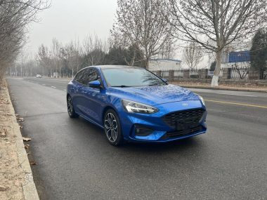 Ford Focus EcoBoost 180 ST Line — фото 3