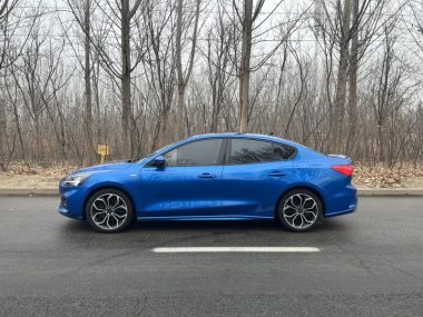 Ford Focus EcoBoost 180 ST Line — фото 4