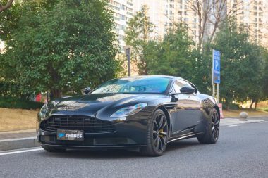Aston Martin DB11 2021, фото 1