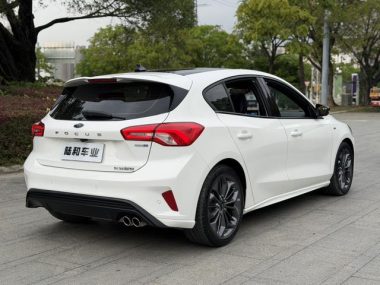 Ford Focus Hatchback EcoBoost 180 Auto ST Line — фото 4