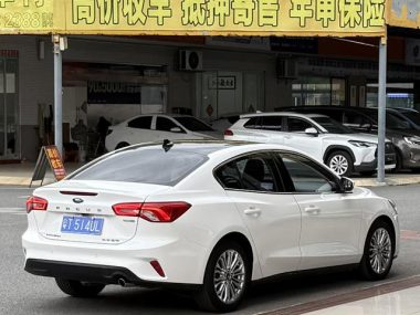 Ford Focus Sedan EcoBoost 180 Auto Version — фото 4