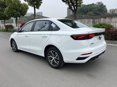 Geely Emgrand 4 1.5L CVT — фото 4