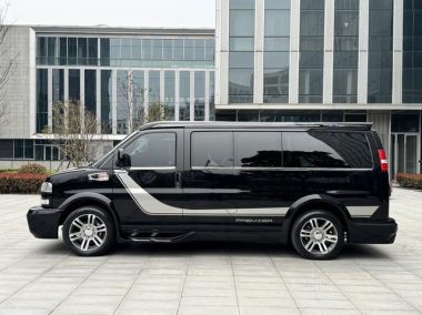GMC Savana 4.3L AT RWD 6-seat Factory Custom Edition — фото 4