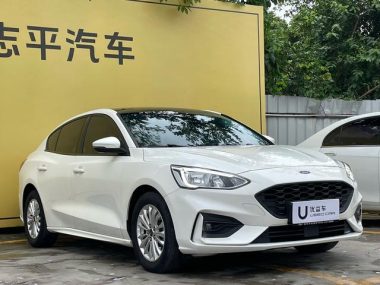 Ford Focus Sedan EcoBoost 180 Auto Trendy Version — фото 3