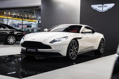 Aston Martin DB11 2018, фото 1