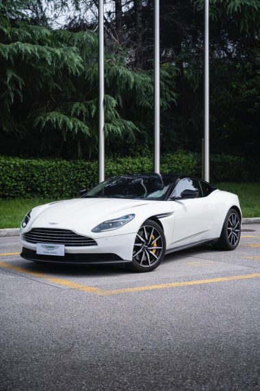Aston Martin DB11 2019, фото 1