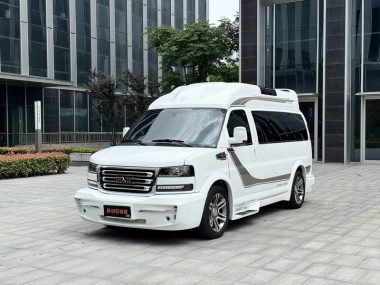 GMC Savana 2023, фото 1
