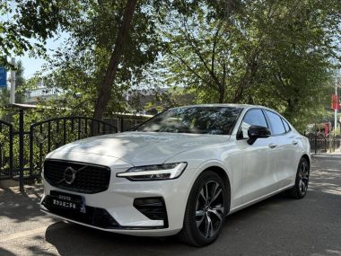 Volvo S60 2025, фото 1