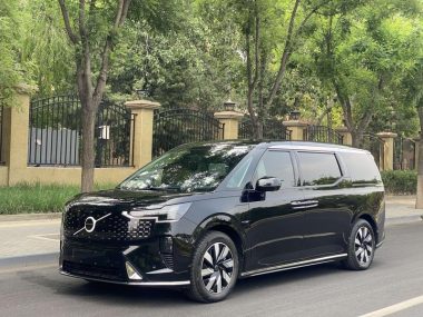 Volvo EM90 2025, фото 1