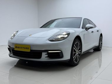 Porsche Panamera 2018, фото 1
