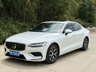 Volvo S60 2023, фото 1