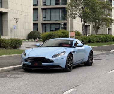 Aston Martin DB11 2022, фото 1