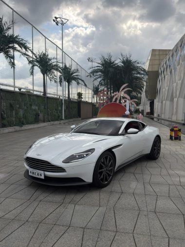 Aston Martin DB11 2022, фото 1