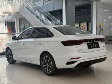 Geely Emgrand 4 1.5L CVT — фото 4