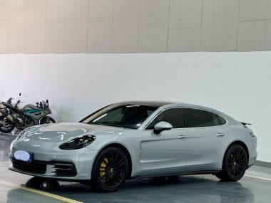 Porsche Panamera 2018, фото 1