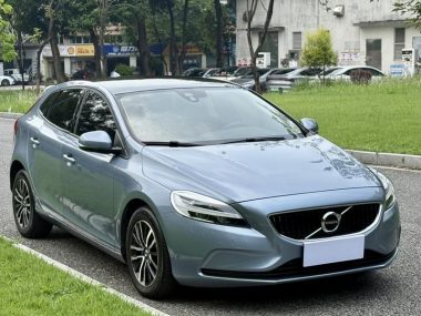 Volvo V40 2018, фото 1