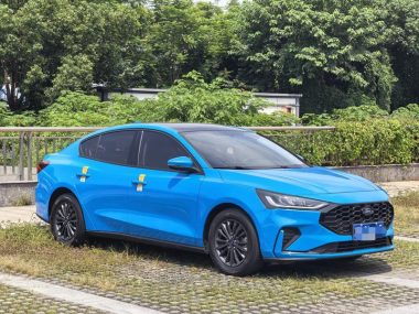 Ford Focus EcoBoost 180 ST Line — фото 3
