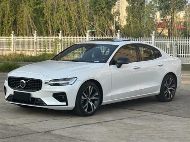 Volvo S60 2024, фото 1