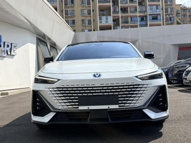 Changan UNI-V 1.5T Premium — фото 2