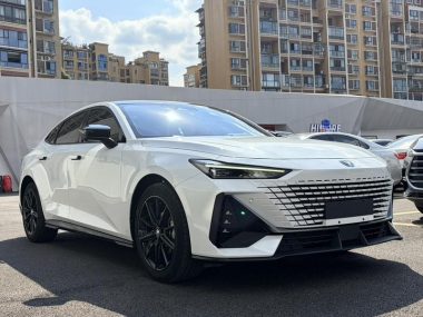 Changan UNI-V 1.5T Premium — фото 3