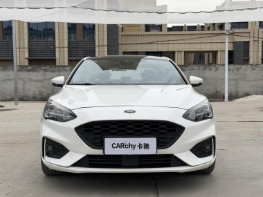 Ford Focus EcoBoost 180 ST Line — фото 2
