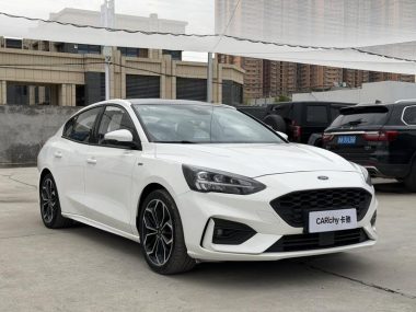 Ford Focus EcoBoost 180 ST Line — фото 3