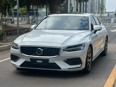 Volvo S60 2023, фото 1