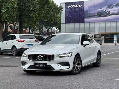 Volvo S60 2023, фото 1