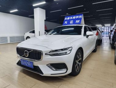 Volvo S60 2022, фото 1