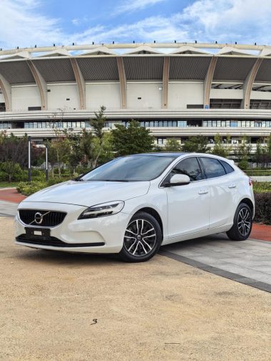 Volvo V40 2019, фото 1