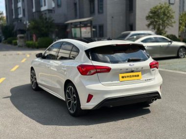 Ford Focus EcoBoost 180 ST Line — фото 4
