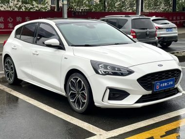 Ford Focus EcoBoost 180 ST Line — фото 3