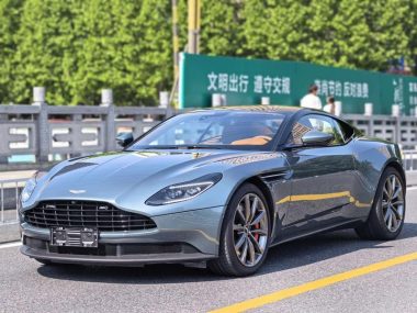 Aston Martin DB11 2018, фото 1