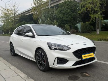 Ford Focus EcoBoost 180 ST Line — фото 3