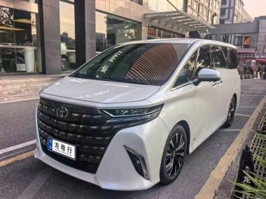 Toyota Alphard 2024, фото 1