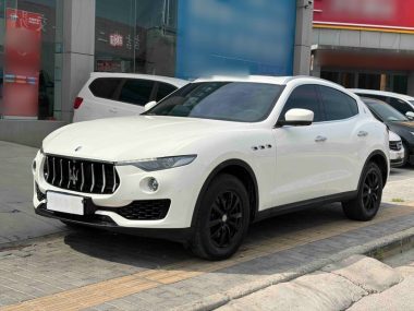 Maserati Levante 2018, фото 1