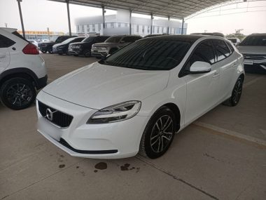 Volvo V40 2018, фото 1