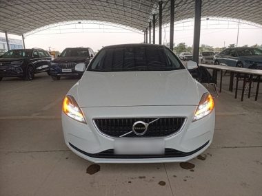 Volvo V40 T3 — фото 2