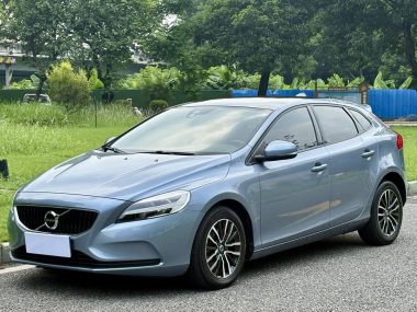 Volvo V40 2018, фото 1