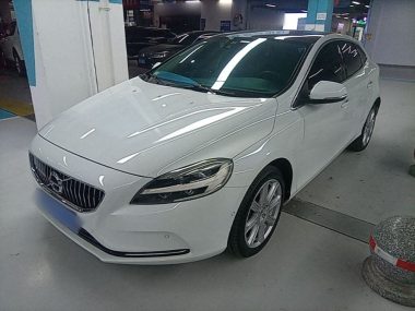 Volvo V40 2018, фото 1