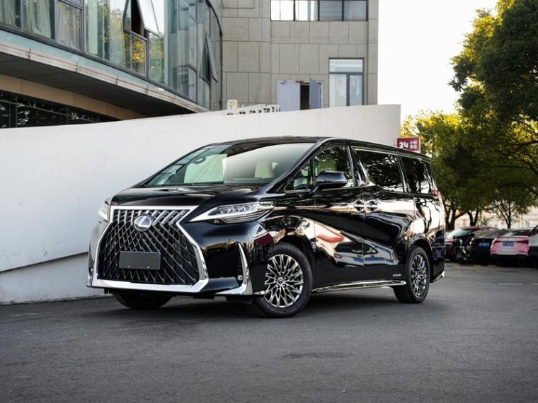 Lexus LM 300h E-Four