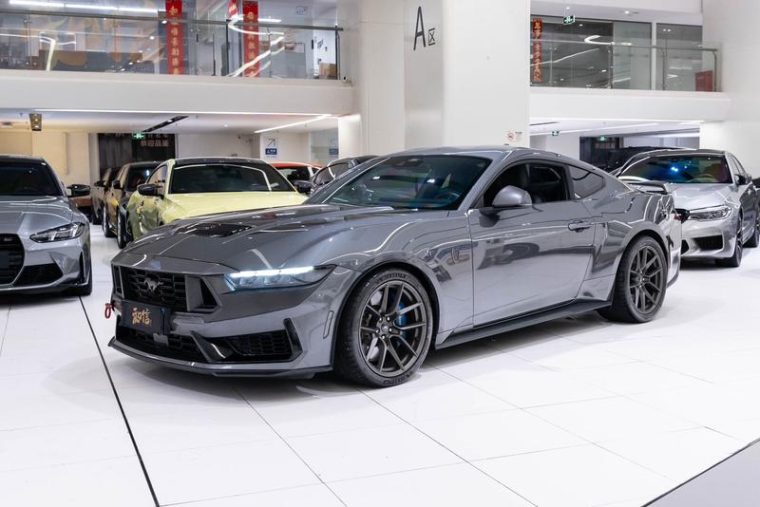 Ford Mustang 5.0L V8 Dark Horse