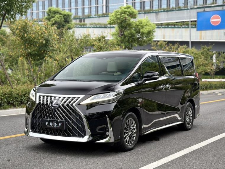 Lexus LM 300h E-Four