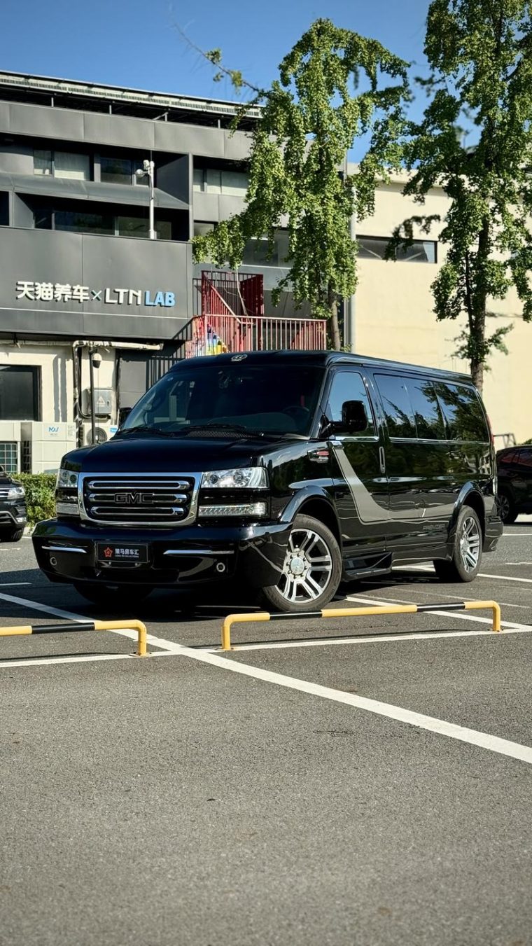 GMC Savana 4.3L AT RWD 6-seat Factory Custom Edition